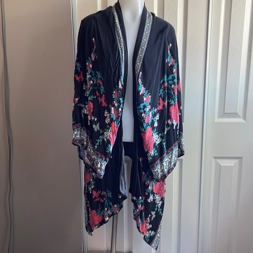 EUC Flying Tomato Floral Kimino Size M/L